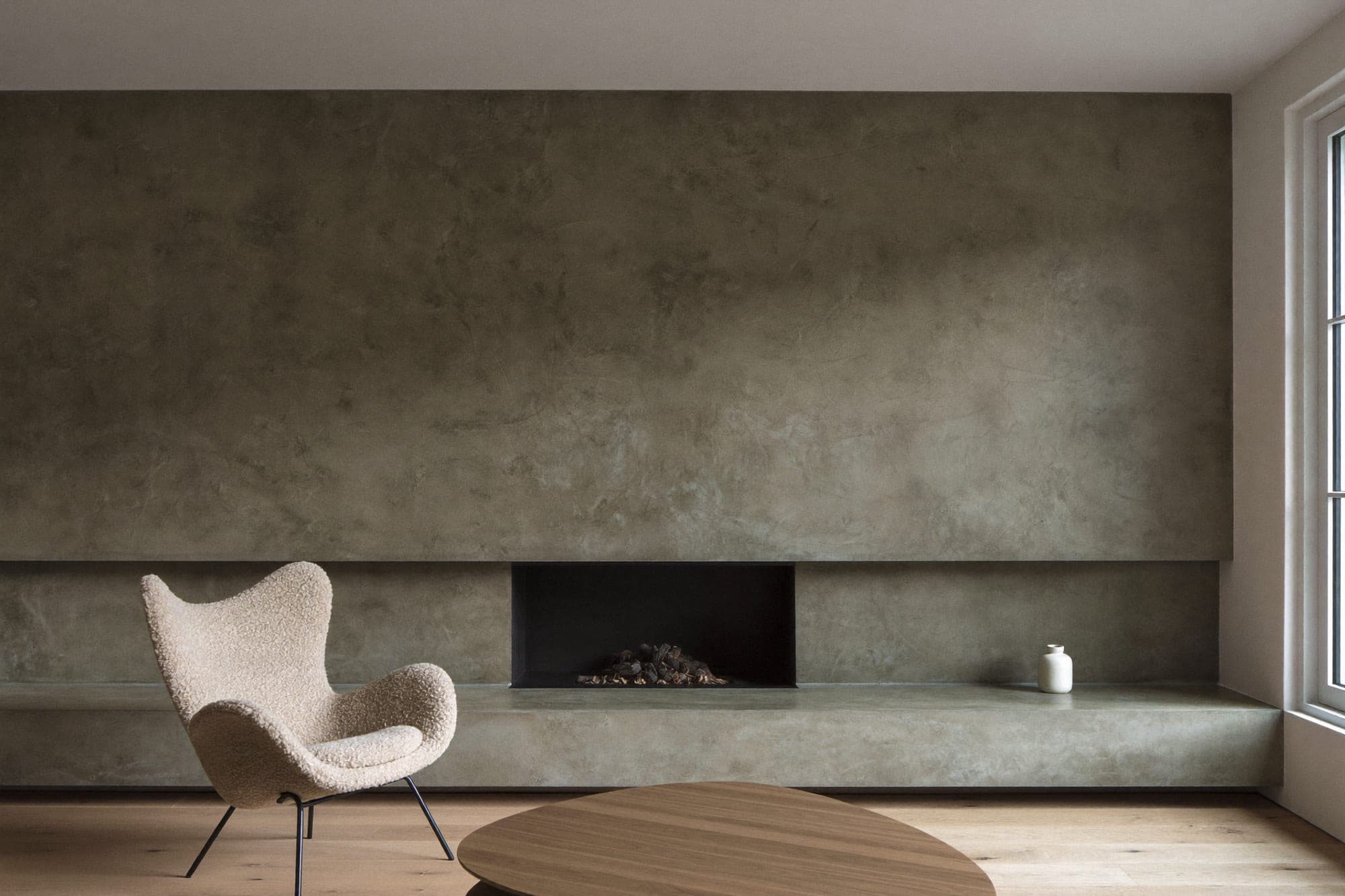 Vardagsrum i oliv microcement