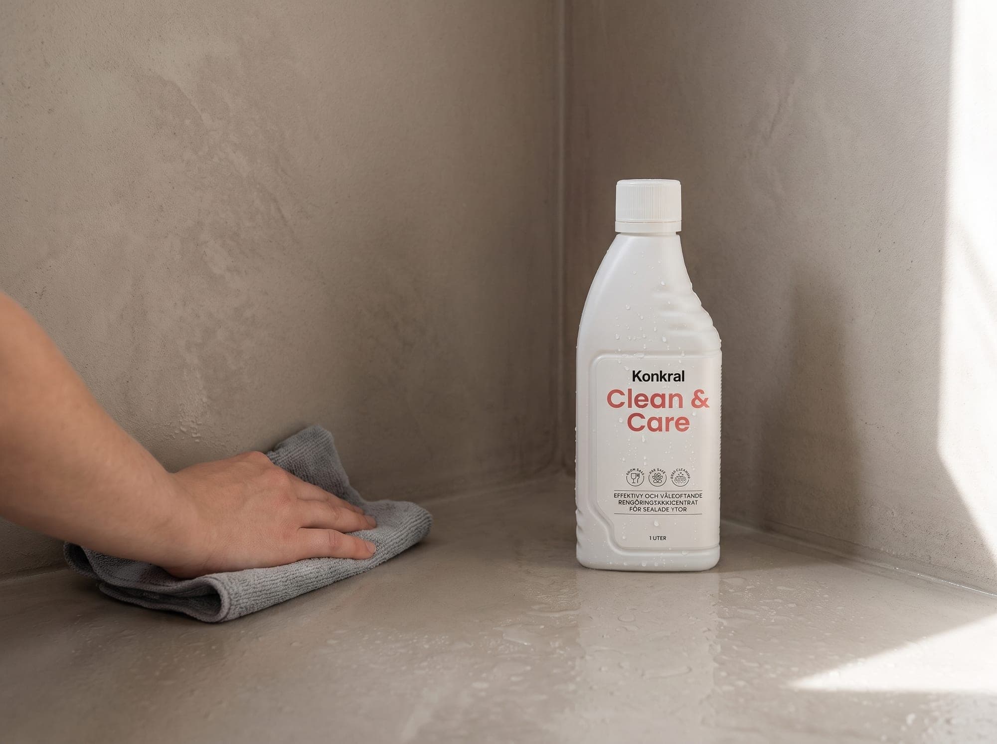 Duschhörna i microcement torkas av, Konkral Clean & Care på golvet i hörnan
