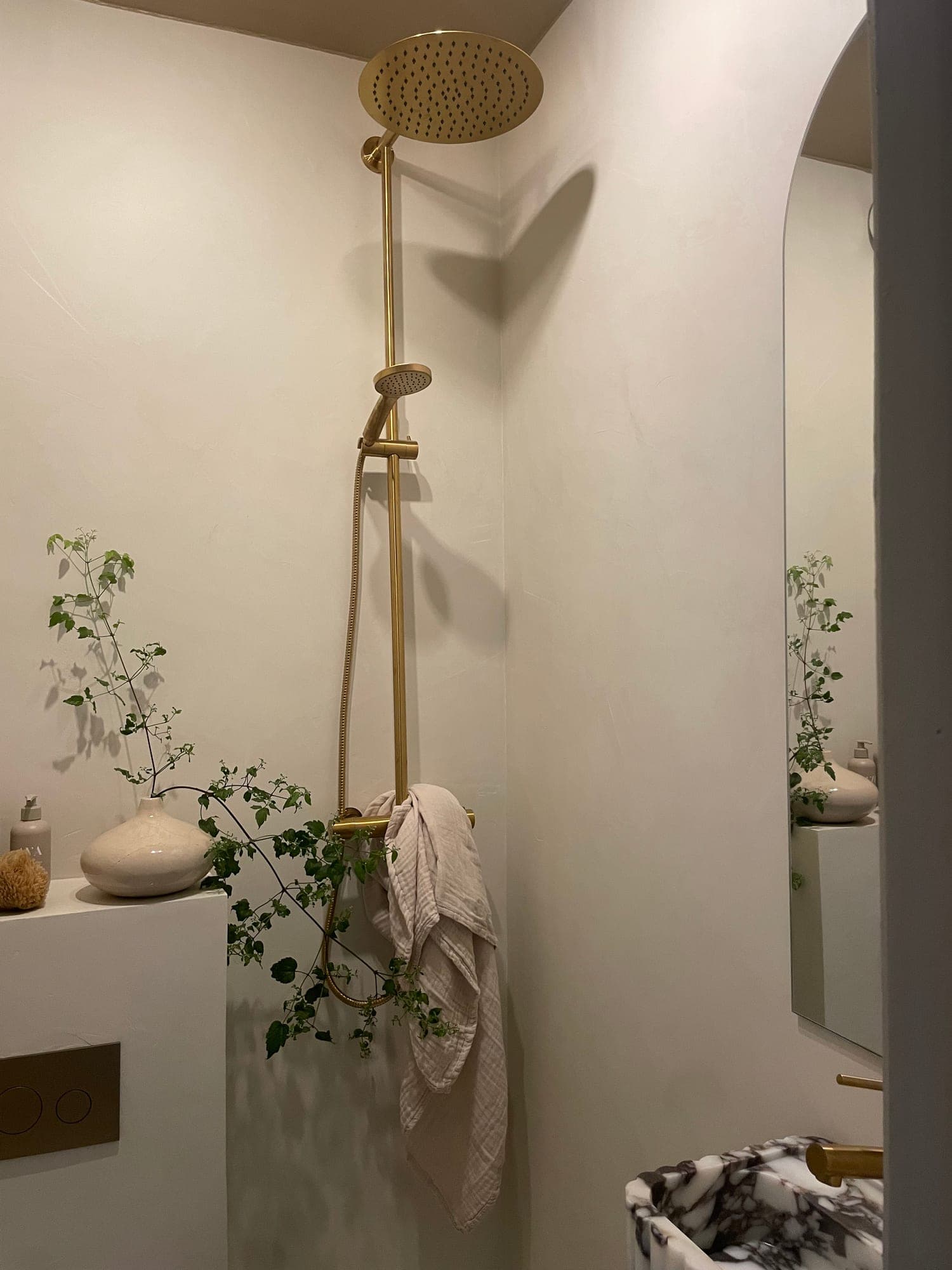 Varmt beige familjebadrum