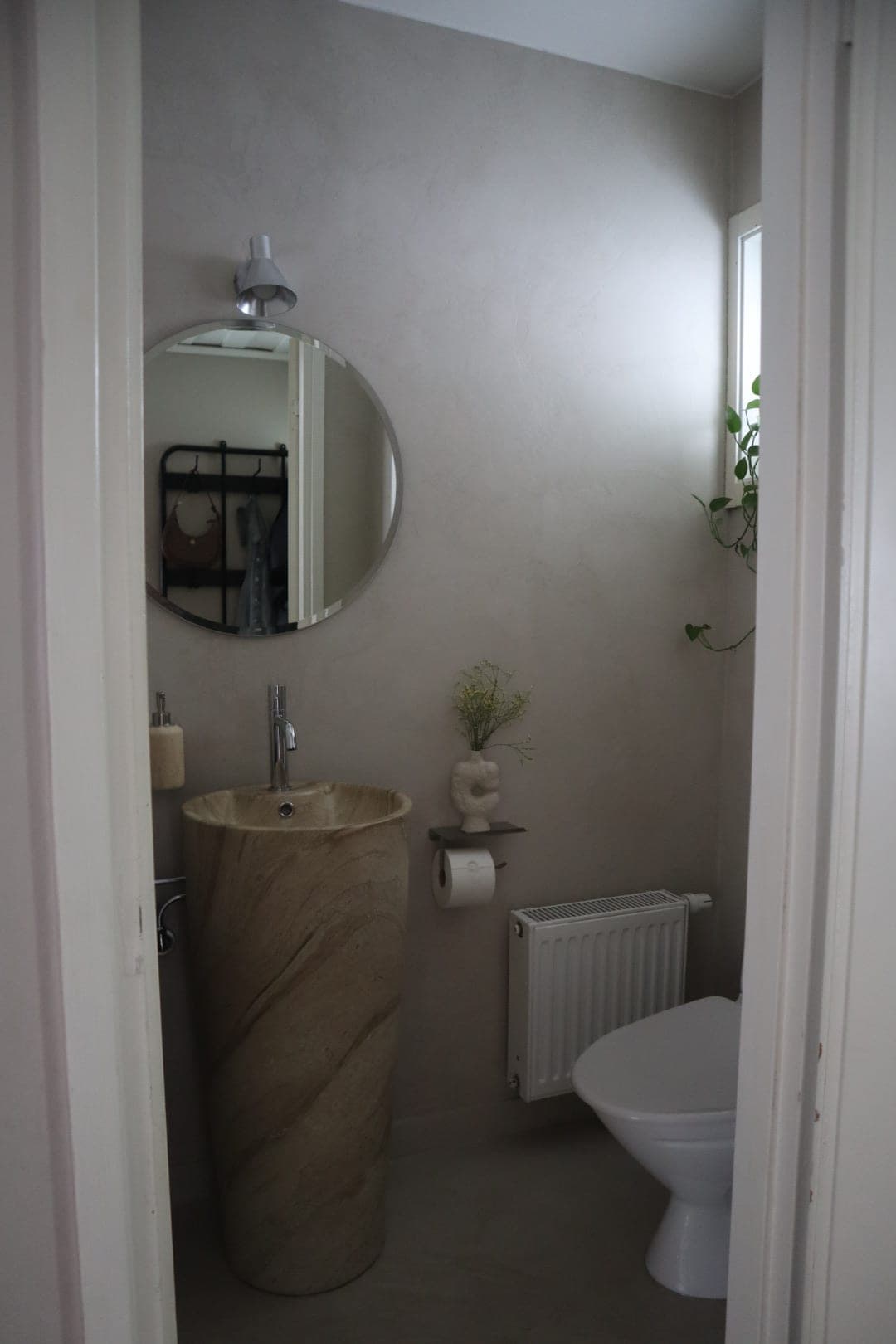 Gäst-WC med piedestalhandfat