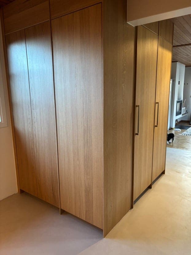 Sandfärgat golv genom kök och hall