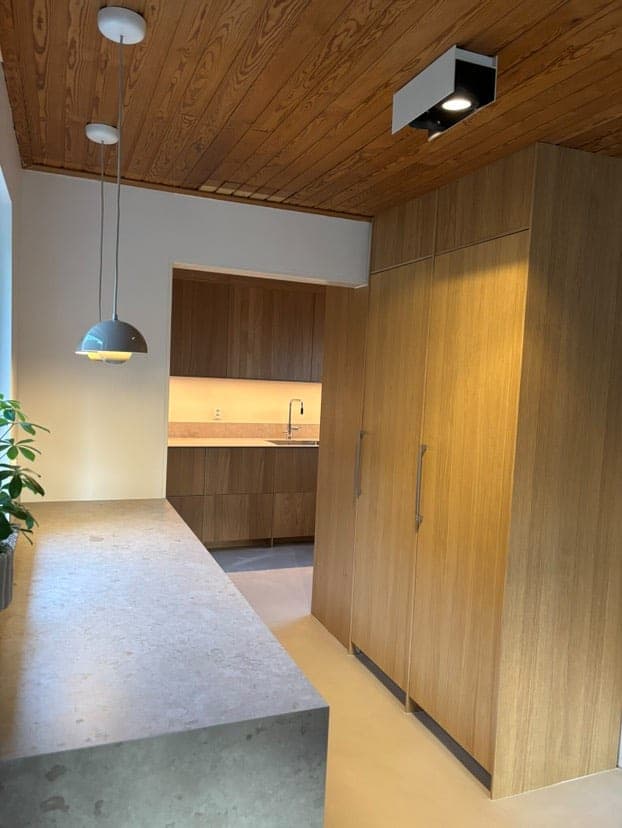 Sandfärgat golv genom kök och hall