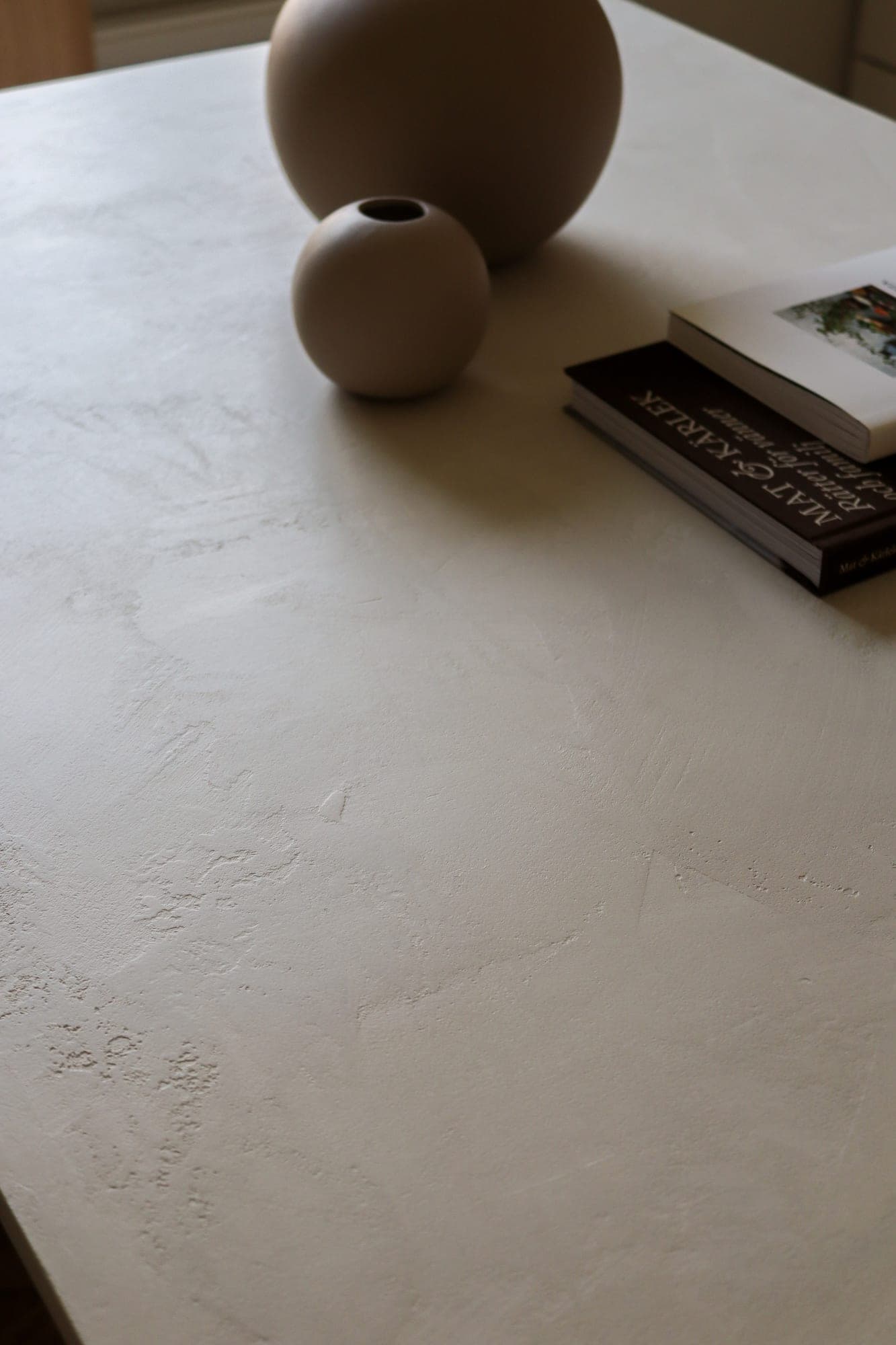 Kök med väggar och bänk i microcement