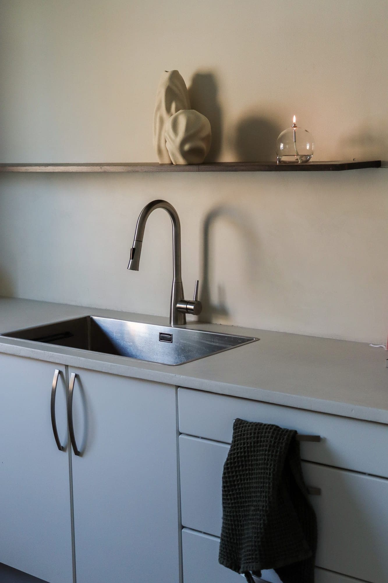 Kök med väggar och bänk i microcement