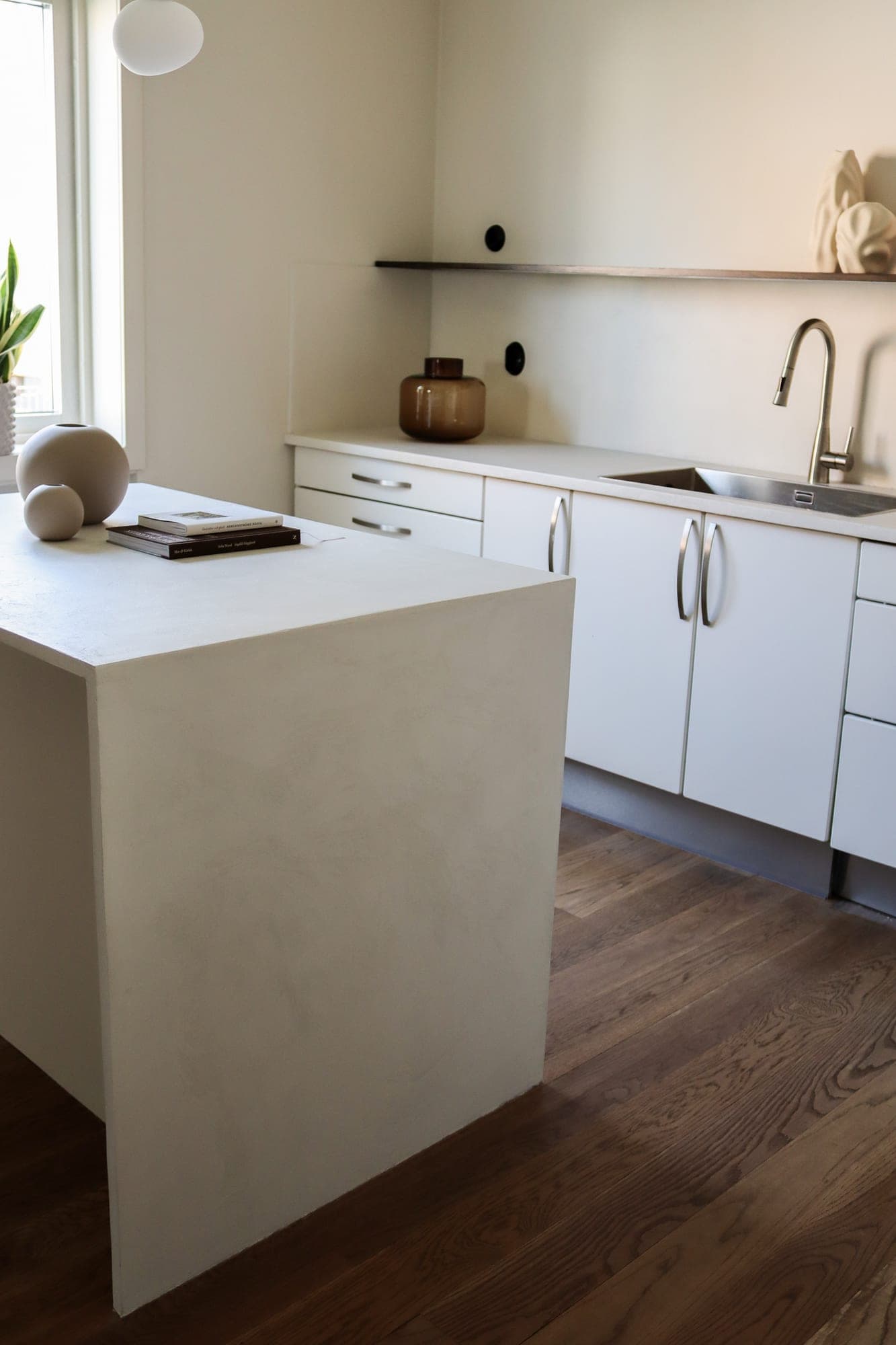 Kök med väggar och bänk i microcement