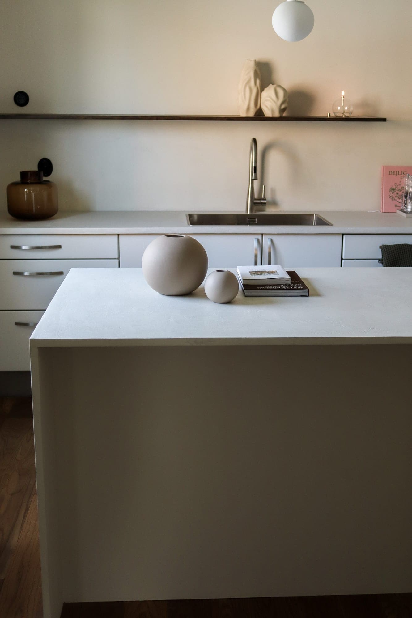 Kök med väggar och bänk i microcement